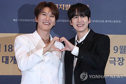 활짝 웃는 박은태-규현(서울=연합뉴스) 강민지 기자 = 배우 박은태(왼쪽), 규현이 9일 서울 성동구 메가박스 성수점에서 열린 영화 '프랑켄슈타인 : 더 뮤지컬 라이브' 언론시사회 및 간담회에서 포즈를 취하고 있다. 2025.9.9 mjkang@yna.co.kr