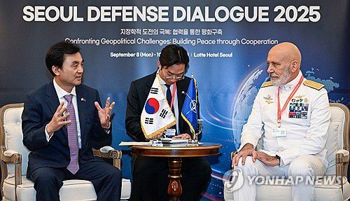 안규백 국방부 장관, 나토 군사위원장과 양자회담(서울=연합뉴스) 안규백 국방부 장관이 9일 서울 중구 롯데호텔에서 열린 서울안보대화에 참석한 주세페 카보 드라고네 북대서양조약기구 군사위원장과 양자회담하고 있다. 2025.9.9 [국방부 제공. 재판매 및 DB 금지] photo@yna.co.kr