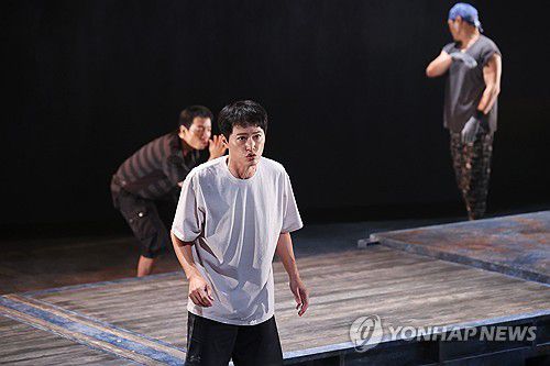 서울희곡상 수상작 '엔드 월' 시연(서울=연합뉴스) 진연수 기자 = 9일 오후 서울 종로구 대학로극장 쿼드에서 열린 서울희곡상 수상작 연극 '엔드월(End Wall)-저 벽 너머에는 뭐가 있을까?' 프레스콜에서 배우들이 시연하고 있다. 2025.9.9 jin90@yna.co.kr