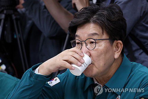 물 마시는 권성동(강릉=연합뉴스) 양지웅 기자 = 국민의힘 권성동 의원이 9일 강원 강릉시청을 방문해 지역 가뭄 피해 상황을 점검하며 물을 마시고 있다. 2025.9.9 yangdoo@yna.co.kr