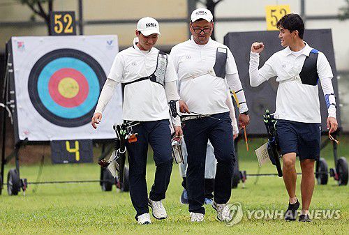 김제덕 '주먹 불끈'(광주=연합뉴스) 김성민 기자 = 9일 광주 남구 광주국제양궁장에서 열린 2025 세계양궁선수권대회 리커브 남자 단체전 4강에서 승리한 한국 선수들이 서로를 격려하고 있다. 왼쪽부터 이우석, 김우진, 김제덕. 2025.9.9 ksm7976@yna.co.kr