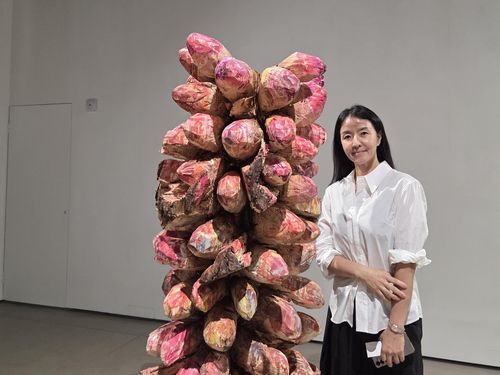 조각가 백연수(서울=연합뉴스) 박의래 기자 = 조각가 백연수가 9일 서울 평창동 김종영 미술관에서 자기 작품 '끝나지 않은 장면 1'에 대해 설명하고 있다. 2025.9.10. laecorp@yna.co.kr