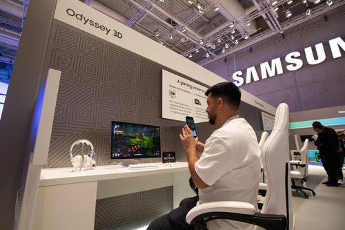 IFA 2025 삼성전자 부스서 넷마블 '몬길' 체험하는 관람객들[넷마블 제공. 재판매 및 DB 금지]