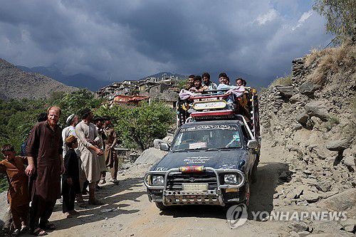 이동하는 지진 피해 지역 주민들[로이터 연합뉴스. 재판매 및 DB 금지]