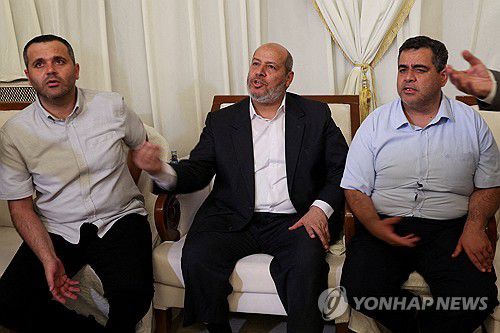 하마스 고위급 칼릴 알하야(가운데)[로이터 연합뉴스 자료사진. 재판매 및 DB 금지]