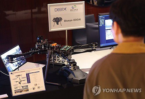 AI 탑재된 추적 드론(서울=연합뉴스) 김성민 기자 = 20일 서울 중구 웨스틴조선호텔에서 열린 'K-온디바이스 AI반도체 협력포럼'에 AI 온보드 탑재 객체 인식 추적 드론이 전시돼 있다. 2025.5.20 ksm7976@yna.co.kr