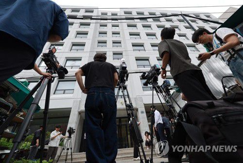 김건희 특검팀, 삼부토건 압수수색(서울=연합뉴스) 신현우 기자 = 윤석열 전 대통령 배우자 김건희 여사를 둘러싼 각종 의혹을 수사하는 민중기 특별검사팀이 삼부토건에 대해 압수수색에 나선 3일 서울 종로구 삼부토건이 입주한 건물 앞에 취재진이 대기하고 있다.     민 특검 임명 뒤 처음 벌이는 강제수사이며 삼부토건 주가조작에 김 여사가 개입됐다는 의혹을 파헤치기 위한 것으로 풀이된다. 2025.7.3 nowwego@yna.co.kr