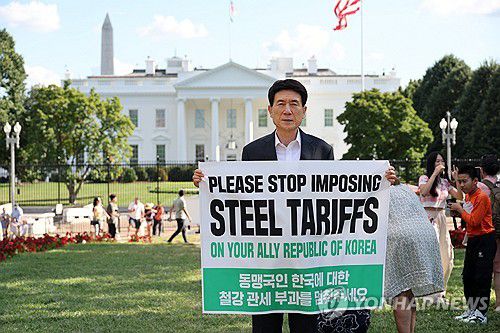 백악관 앞에서 시위하는 포항시장(포항=연합뉴스) 이강덕 경북 포항시장이 1일(현지시간) 미국 워싱턴D.C. 백악관 앞에서 철강관세 인하 촉구 캠페인을 하고 있다. 2025.9.2 [포항시 제공. 재판매 및 DB 금지] sds123@yna.co.kr