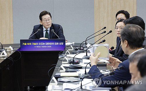 K-제조업 기업현장 간담회, 참석자 발언 듣는 이재명 대통령(안산=연합뉴스) 홍해인 기자 = 이재명 대통령이 3일 경기 안산시 새솔다이아몬드공업에서 열린 K-제조업 기업현장 간담회에서 참석자 발언을 듣고 있다. 2025.9.3 [대통령실통신사진기자단] hihong@yna.co.kr