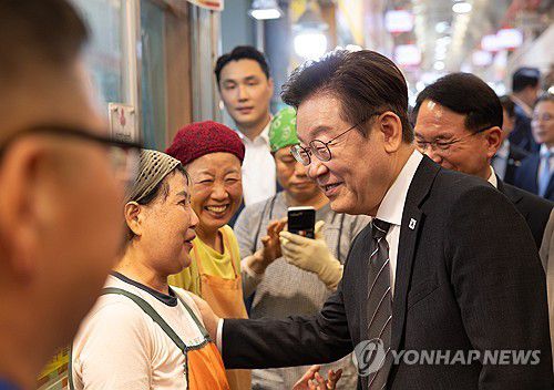 시장 상인과 대화하는 이재명 대통령(서울=연합뉴스) 대통령실은 이재명 대통령이 5일 인천 용현시장을 방문했다고 전했다. 2025.9.5 [대통령실 제공. 재판매 및 DB 금지] photo@yna.co.kr