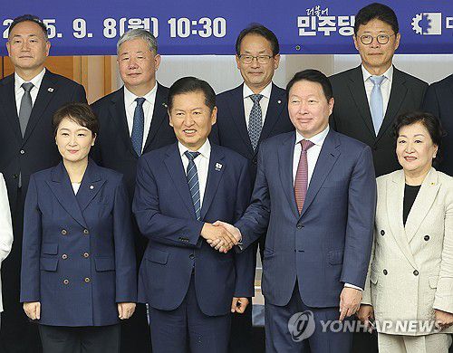 악수 나누는 정청래 대표-최태원 회장(서울=연합뉴스) 류영석 기자 = 더불어민주당 정청래 대표와 최태원 대한상공회의소 회장이 8일 서울 중구 대한상공회의소에서 열린 정책 간담회에서 기념촬영을 하고 있다. 2025.9.8 ondol@yna.co.kr