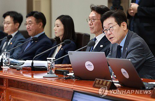 민생경제 회복·안정 대책 토론, 발언하는 이재명 대통령(서울=연합뉴스) 김도훈 기자 = 이재명 대통령이 9일 서울 용산 대통령실에서 열린 국무회의에서 민생경제 회복·안정 대책 토론을 하고 있다. 2025.9.9 [대통령실통신사진기자단] superdoo82@yna.co.kr