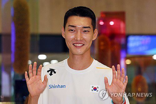 '스마일 점퍼' 우상혁의 인사(서울=연합뉴스) 한종찬 기자 = 세계적인 점퍼 우상혁이 10일 오전 김포국제공항에서 출국에 앞서 포즈를 취하고 있다. 우상혁은 오는 13일 개막하는 도쿄 세계육상선수권 대회에 출전한다. 2025.9.10 saba@yna.co.kr