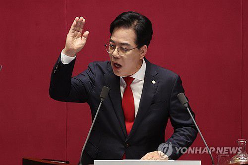 여당 향해 목소리 높이는 송언석 원내대표(서울=연합뉴스) 김주성 기자 = 국민의힘 송언석 원내대표가 10일 서울 여의도 국회에서 열린 본회의에서 교섭단체 대표 연설을 하며 여당 의원들을 향해 목소리를 높이고 있다. 2025.9.10 utzza@yna.co.kr