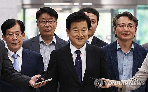 법원 출석한 정동영 통일부 장관(전주=연합뉴스) 나보배 기자 = 정동영 통일부 장관이 10일 공직선거법 위반 항소심 선고 공판에 참석하기 위해 전주지법 법정으로 향하고 있다. 2025.9.10 warm@yna.co.kr