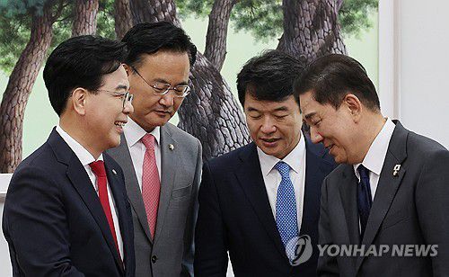 여야 원내대표 한자리에(서울=연합뉴스) 박동주 기자 = 더불어민주당 김병기 원내대표, 국민의힘 송언석 원내대표가 10일 서울 여의도 국회에서 회동을 갖고 있다. 2025.9.10 pdj6635@yna.co.kr