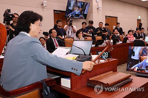 의사봉 두드리는 추미애 법사위원장(서울=연합뉴스) 김주성 기자 = 10일 서울 여의도 국회에서 열린 법제사법위원회 전체회의에서 추미애 위원장이 검찰개혁 입법청문회 실시계획서 채택의 건을 통과시키며 의사봉을 두드리고 있다.  2025.9.10 utzza@yna.co.kr