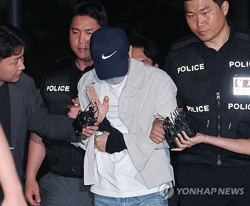 체포된 이기훈 삼부토건 부회장(서울=연합뉴스) 류영석 기자 =  '삼부토건 주가조작' 사건으로 수사받다가 도주한 이기훈 삼부토건 부회장(겸 웰바이오텍 회장)이 경찰에 체포돼 11일 서울 종로구에 마련된 김건희특검 사무실로 들어서고 있다. 2025.9.11 ondol@yna.co.kr