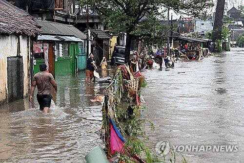 홍수로 물에 잠긴 발리 덴파사르[AFP 연합뉴스. 재판매 및 DB 금지]
