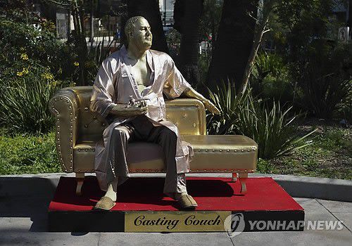 미투' 시발점 와인스틴 동상 등장[EPA=연합뉴스] 2018년 3월 미국 캘리포니아주 로스앤젤레스의 할리우드 대로에 등장한 와인스틴 동상. '캐스팅 카우치'라는 이름이 붙은 이 동상은 여러 건의 성추행으로 미국 뉴욕과 로스앤젤레스, 베벌리힐스 및 영국 런던 수사당국으로부터 수사를 받고 있는 와인스틴의 불명예스러운 모습을 나타낸다.