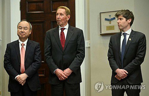 지난 1월 백악관에서 AI 대규모 투자 계획 발표한 래리 엘리슨 오라클 회장 [AFP 연합뉴스 자료사진. 재판매 및 DB 금지]