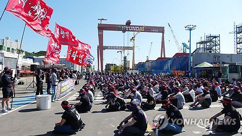 HD현대중 노조, 임협 난항으로 파업(울산=연합뉴스) HD현대중공업 노조가 3일 임협 난항으로 올해 7번째 부분 파업을 벌였다. 조합원들이 울산 본사 조선소에서 집회하는 모습. 2025.9.3 [HD현대중공업 제공. 재판매 및 DB 금지] canto@yna.co.kr