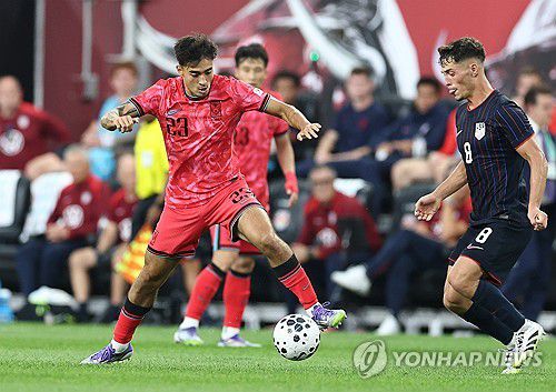 옌스 카스트로프, 첫 출장(해리슨[미국 뉴저지주]=연합뉴스) 윤동진 기자 = 6일(현지시간) 미국 뉴저지주 해리슨 스포츠일러스트레이티드 스타디움에서 열린 한국 대 미국 친선경기에서 대표팀에 첫 발탁된 옌스 카스트로프가 드리블 돌파를 하고 있다. 2025.9.7 mon@yna.co.kr