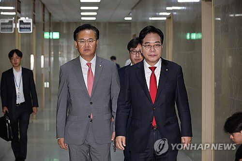 회동 향하는 송언석-유상범(서울=연합뉴스) 박동주 기자 = 국민의힘 송언석 원내대표와 유상범 원내수석부대 표가 10일 서울 여의도 국회에서 더불어민주당 김병기 원내대표와 문진석 원내수석부대표를 만나기 위해 이동하고 있다. 2025.9.10 pdj6635@yna.co.kr