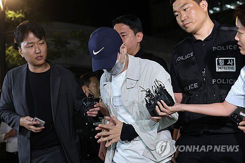 김건희특검 들어서는 이기훈 삼부토건 부회장(서울=연합뉴스) 류영석 기자 = '삼부토건 주가조작' 사건으로 수사받다가 도주한 이기훈 삼부토건 부회장(겸 웰바이오텍 회장)이 경찰에 체포돼 11일 서울 종로구에 마련된 김건희특검 사무실로 들어서고 있다. 2025.9.11 ondol@yna.co.kr