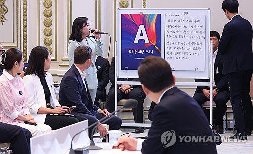 취임 100일 기자회견, 질문 보는 이재명 대통령(서울=연합뉴스) 김도훈 기자 = 이재명 대통령이 11일 청와대 영빈관에서 열린 취임 100일 기자회견에서 질문 내용을 보고 있다. 2025.9.11 superdoo82@yna.co.kr