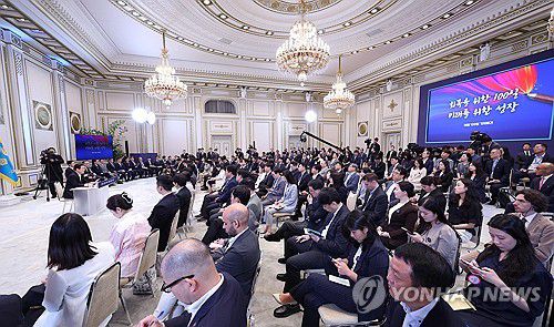 이재명 대통령, 취임 100일 기자회견(서울=연합뉴스) 김도훈 기자 = 이재명 대통령이 11일 청와대 영빈관에서 취임 100일 기자회견을 하고 있다. 2025.9.11 [대통령실통신사진기자단] superdoo82@yna.co.kr