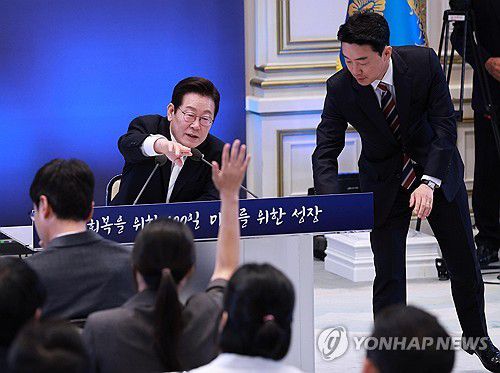 이재명 대통령과 강훈식 비서실장(서울=연합뉴스) 김도훈 기자 = 11일 청와대 영빈관에서 이재명 대통령 취임 100일 기자회견을 하던 중 이 대통령 책상 앞 판이 기울어지자 강훈식 비서실장이 정리하고 있다. 2025.9.11 [대통령실통신사진기자단] superdoo82@yna.co.kr