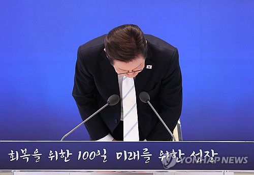 기자회견 마친 이재명 대통령(서울=연합뉴스) 김도훈 기자 = 이재명 대통령이 11일 청와대 영빈관에서 취임 100일 기자회견을 마친 뒤 인사하고 있다. 2025.9.11 superdoo82@yna.co.kr