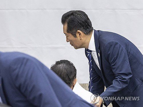 비공개 의총 입장해 김병기와 인사하는 정청래(서울=연합뉴스) 황광모 기자 = 더불어민주당 정청래 대표가 11일 국회에서 본회의를 앞두고 열린 비공개 의원총회에 입장해 먼저 입장해 앉아있던 김병기 원내대표와 인사하고 있다. 2025.9.11 hkmpooh@yna.co.kr