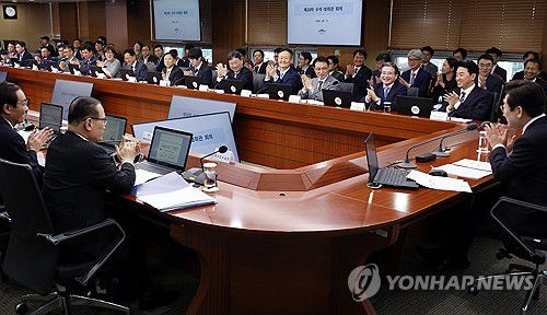 박수치는 수석보좌관들(서울=연합뉴스) 한상균 기자 = 11일 용산 대통령실에서 열린 수석보좌관회의에서 이재명 대통령과 참석자들이 취임 100일을 축하하는 박수를 치고 있다. 2025.9.11 xyz@yna.co.kr