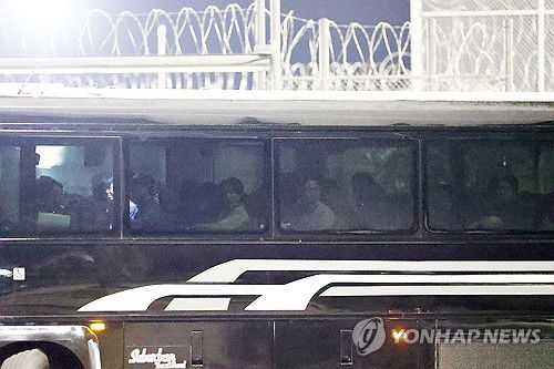 집으로 갈 준비하는 한국 근로자들(포크스턴[미국 조지아주]=연합뉴스) 윤동진 기자 = 이민단속으로 체포됐던 현대차-LG엔솔 배터리공장 건설 현장 직원들이 애틀란타 공항으로 향하기 위해 11일(현지시간) 미국 조지아주 포크스턴의 이민세관단속국(ICE) 구금시설을 나선 뒤 버스에 탑승해 있다. 2025.9.11 mon@yna.co.kr