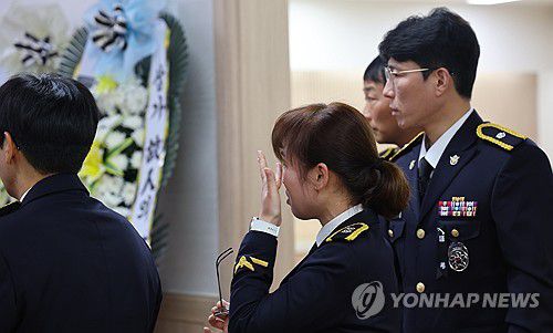 눈물 닦는 동료 해경(인천=연합뉴스) 임순석 기자 = 11일 인천 동구의 한 장례식장에 마련된 해경 고(故) 이재석 경장 빈소를 찾은 해경 동료가 조문 마친 뒤 돌아서며 눈물을 닦고 있다.     이 경장은 이날 오전 3시 30분께 인천 옹진군 영흥도 갯벌에서 70대 A씨가 고립됐다는 신고를 받고 현장에 투입돼 구조 작업 중 고립 A씨에게 구명조끼를 벗어주고 실종됐다. 2025.9.11 soonseok02@yna.co.kr