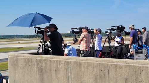 석방 韓근로자 태운 전세기 촬영하는 미국 언론(애틀랜타=연합뉴스) 김동현 특파원 = 미국 현지 언론이 11일(현지시간) 조지아주 애틀랜타공항에서 한국인이 탑승한 대한항공 전세기가 이륙하는 모습을 촬영하고 있다. 2025.9.12 bluekey@yna.co.kr