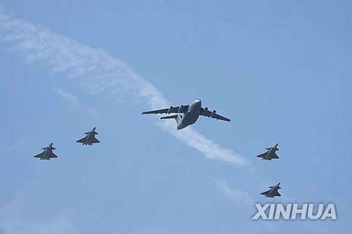 전사자 유해 실린 수송기 호위하는 중국 스텔스 전투기들 (선양 신화=연합뉴스) 12일 한국이 12차로 인도한 6·25전쟁 중국군 전사자 유해를 실은 Y-20 수송기가 중국 최신예 스텔스 전투기 J-20 4대의 호위를 받으며 중국 선양 타오셴공항에 도착하고 있다.