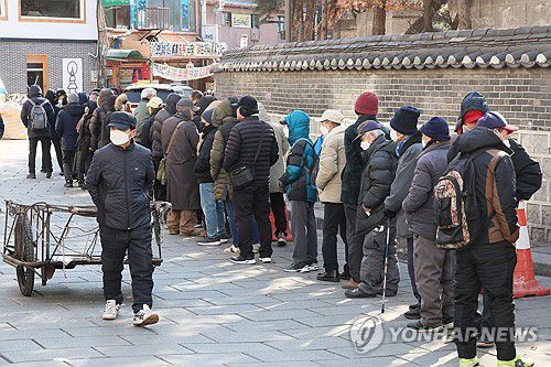 노인 10명 중 4명 빈곤층 '2년 연속 악화'(서울=연합뉴스) 이정훈 기자 = 노인빈곤율이 2년 연속 악화된 것으로 나타난 3일 서울 종로구 탑골공원 원각사 노인무료급식소 앞에 어르신들이 점심식사를 위해 줄지어 서 있다. 2025.2.3 uwg806@yna.co.kr