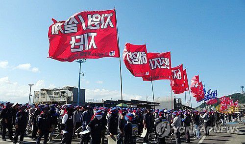 HD현대중 노조, 임협 난항으로 파업(울산=연합뉴스) HD현대중공업 노조가 3일 임협 난항으로 올해 7번째 부분 파업을 벌였다. 조합원들이 울산 본사 조선소에서 집회하는 모습. 2025.9.3 [HD현대중공업 제공. 재판매 및 DB 금지] canto@yna.co.kr