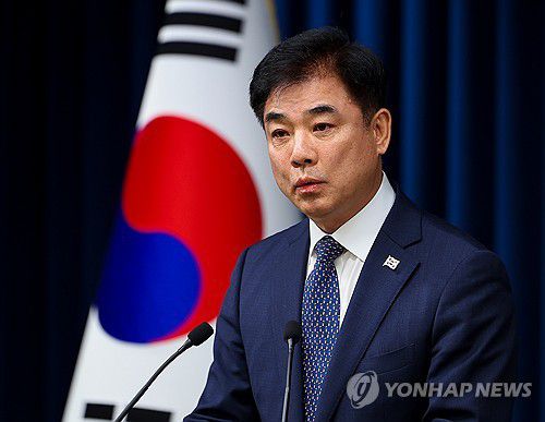 이재명 대통령, 8일 여야 대표와 오찬 회동(서울=연합뉴스) 김도훈 기자 = 김병욱 대통령실 정무비서관이 5일 서울 용산 대통령실 청사에서 이재명 대통령과 여야 대표 회동 관련 브리핑을 하고 있다.      이 대통령은 오는 8일 용산 대통령실에서 더불어민주당 정청래 대표, 국민의힘 장동혁 대표와 오찬 회동을 한다. 2025.9.5 superdoo82@yna.co.kr