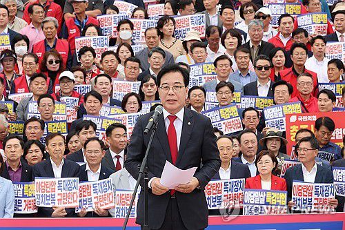 발언하는 송언석 원내대표(서울=연합뉴스) 박동주 기자 = 국민의힘 송언석 원내대표가 12일 서울 여의도 국회 본청 앞 계단에서 열린 '야당 탄압 독재정치 규탄 대회'에서 발언하고 있다. 2025.9.12 pdj6635@yna.co.kr