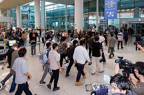 미국 구금 한국인 근로자들, 무사 귀국(영종도=연합뉴스) 이진욱 기자 = 미국 이민당국에 의해 조지아주에 구금됐던 한국인 근로자들이 12일 인천국제공항 제2여객터미널 입국장을 나서고 있다. 2025.9.12 [공동취재] cityboy@yna.co.kr
