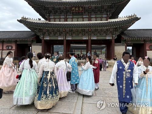 경복궁에 한복 입고 모인 외국인 관광객들(서울=연합뉴스) 최혜정 인턴기자 = 지난 4일 흐린 날씨에도 형형색색의 한복을 입은 외국인 관광객들이 경복궁을 관람하고 있다. 2025.9.13
