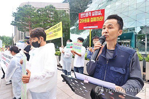 "보육원에서 성폭행과 구타는 일상이었다"2025년 6월 25일 오후 서울 시청 앞에서 보육원 피해생존자 피해보상 촉구 기자회견에서 피해자 송준영 씨가 증언하고 있다.  [연합뉴스 사진]