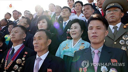 김정은, 정권수립 77주년 기념 리춘히·김옥주와 기념촬영(서울=연합뉴스) 김정은 북한 국무위원장이 지난 9일 공화국 창건(정권 수립) 77주년 경축행사에 초대된 노력혁신자와 공로자들과 함께 기념사진을 찍었다고 조선중앙TV가 10일 보도했다. 북한의 간판 아나운서인 조선중앙TV 리춘히(하늘색 한복)와 가수 김옥주가 함께 참석했다. [조선중앙TV 화면] 2025.9.10      [국내에서만 사용가능. 재배포 금지. For Use Only in the Republic of Korea. No Redistribution] nkphoto@yna.co.kr