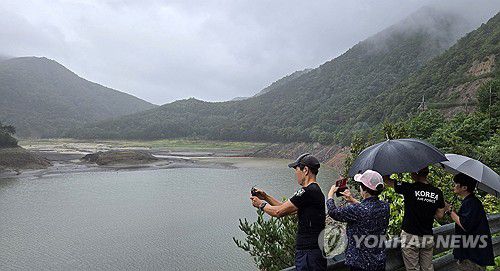 최악 가뭄 강릉에 단비…"더 와야 할 텐데"(강릉=연합뉴스) 유형재 기자 = 최악 가뭄으로 재난사태가 선포된 강원 강릉지역에 13일 비가 내리자 시민들이 상수원인 오봉저수지에 나와 근심스러운 모습으로 저수지 상황을 바라보고 있다. 2025.9.13 yoo21@yna.co.kr