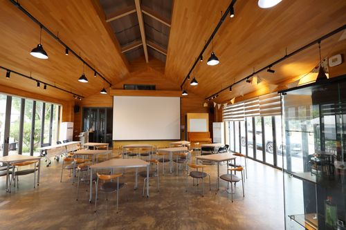 저전 나눔터    (순천=연합뉴스) 조남수 기자 = 순천시는 도시재생 뉴딜사업으로 한옥형 폐공가와 부지를 사들여 설계 공사를 거쳐 마을호텔, 청년 임대주택, 공유 공간, 마을 정원 등을 조성했다. 사진은 8일 저전동 공유 공간인 '저전 나눔터' 모습. 2025.9.8      iso64@yna.co.kr (끝)