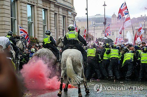 13일 런던 극우 집회서 시위대와 경찰 간 충돌한 모습[EPA 연합뉴스 자료사진. 재판매 및 DB 금지]